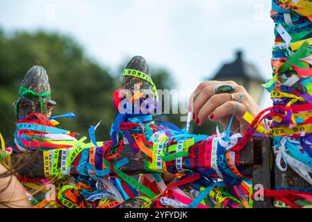 Salvador, Bahia, Brasilien - 27. Dezember 2019: Hände von Katholiken berühren die bunten Bänder der Erinnerung an die Kirche von Senhor do Bonfim in Stockfoto