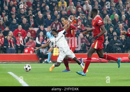Liverpool, Großbritannien. November 2024. JEREMIE Frimpong von Bayer Leverkusen stürzt im Strafraum. UEFA Champions League, Liverpool gegen Bayer Leverkusen am Dienstag, den 5. November 2024, in Anfield in Liverpool. Dieses Bild darf nur für redaktionelle Zwecke verwendet werden. Nur redaktionelle Verwendung. bild von Chris Stading/Andrew Orchard Sportfotografie/Alamy Live News Credit: Andrew Orchard Sportfotografie/Alamy Live News Stockfoto