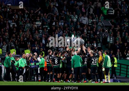 Portugal. November 2024. Ruben Amorim, Head Coach von Sporting CP, wird von seinen Spielern in die Luft geschleudert, um sein letztes Heimspiel als Trainer am Ende des Spiels der UEFA Champions League 2024/25 Phase MD4 zwischen Sporting Clube de Portugal und Manchester City im Estadio Jose Alvalade am 5. November 2024 in Lissabon, Portugal, zu feiern. UEFA Champions League - Sporting CP vs Manchester City (Valter Gouveia/SPP) Credit: SPP Sport Pressefoto. /Alamy Live News Stockfoto