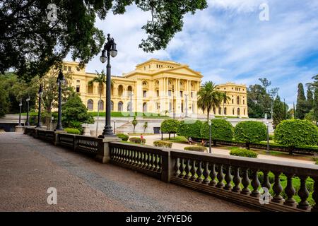 Majestätische neoklassizistische Fassade, Ipiranga Museum, historisches Wahrzeichen in São Paulo, Brasilien, umgeben von üppigen Gärten und kunstvollen architektonischen Details Stockfoto