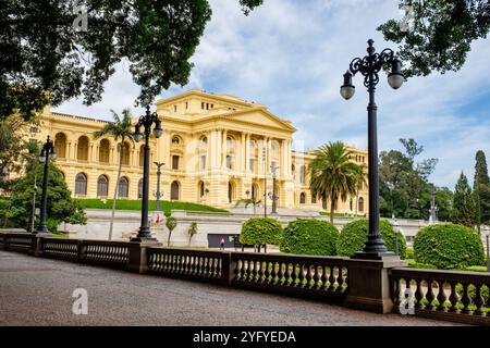 Majestätische neoklassizistische Fassade, Ipiranga Museum, historisches Wahrzeichen in São Paulo, Brasilien, umgeben von üppigen Gärten und kunstvollen architektonischen Details Stockfoto