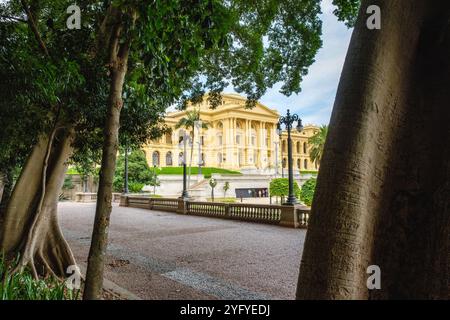 Majestätische neoklassizistische Fassade, Ipiranga Museum, historisches Wahrzeichen in São Paulo, Brasilien, umgeben von üppigen Gärten und kunstvollen architektonischen Details Stockfoto