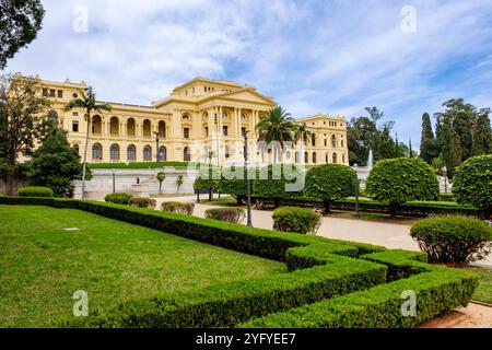 Majestätische neoklassizistische Fassade, Ipiranga Museum, historisches Wahrzeichen in São Paulo, Brasilien, umgeben von üppigen Gärten und kunstvollen architektonischen Details Stockfoto