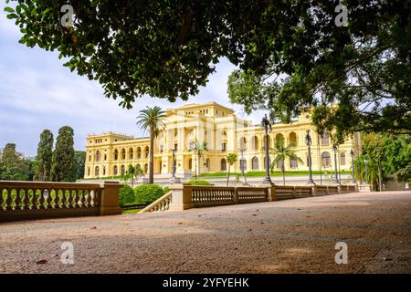 Majestätische neoklassizistische Fassade, Ipiranga Museum, historisches Wahrzeichen in São Paulo, Brasilien, umgeben von üppigen Gärten und kunstvollen architektonischen Details Stockfoto