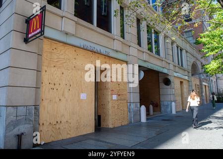 Washington, USA. November 2024. Am Tag der US-Präsidentschaftswahlen schützen die Geschäfte ihre Eingänge mit Holztafeln aus Angst vor Unruhen. Anrede: Andrej Sokolow/dpa/Alamy Live News Stockfoto