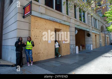 Washington, USA. November 2024. Am Tag der US-Präsidentschaftswahlen schützen die Geschäfte ihre Eingänge mit Holztafeln aus Angst vor Unruhen. Anrede: Andrej Sokolow/dpa/Alamy Live News Stockfoto