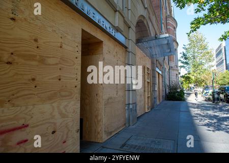 Washington, USA. November 2024. Am Tag der US-Präsidentschaftswahlen schützen die Geschäfte ihre Eingänge aus Angst vor Unruhen mit Holztafeln. Anrede: Andrej Sokolow/dpa/Alamy Live News Stockfoto