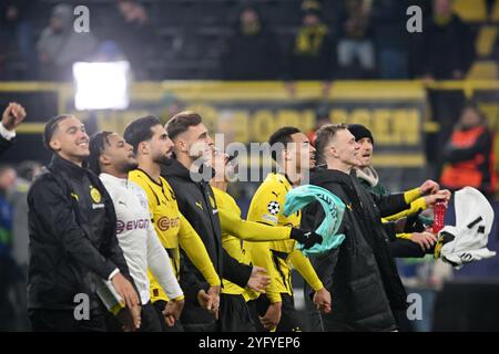 Dortmund, Deutschland. November 2024. Fußball, Champions League, Borussia Dortmund - Sturm Graz, Vorrunde, Spieltag 4, Signal Iduna Park, Dortmunds Spieler feiern Sieg. Quelle: Bernd Thissen/dpa/Alamy Live News Stockfoto