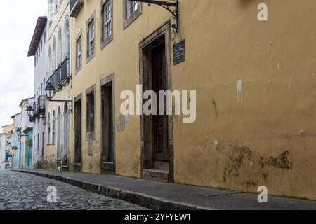 Salvador, Bahia, Brasilien - 12. Oktober 2024: Blick auf die Straßen von Pelourinho, eine Postkarte der Stadt Salvador, Bahia. Stockfoto