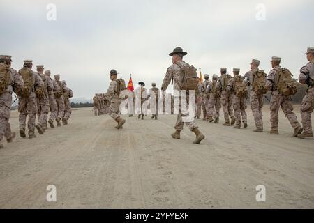 Bohrlehrer des U.S. Marine Corps mit Fox Company, 2nd Recruit Training Battalion, vermitteln Rekruten Wissen während einer zwei Kilometer langen Einführungswanderung im Marine Corps Recruit Depot San Diego, Kalifornien, 10. Oktober 2024. Während des Trainings führen Rekruten eine Reihe von progressiv längeren Wanderungen durch, um sie körperlich und geistig zu konditionieren, um Kampfbereitschaft für alle notwendigen zukünftigen Operationen zu schaffen. (Foto des U.S. Marine Corps von CPL. Sarah M. Grawcock) Stockfoto