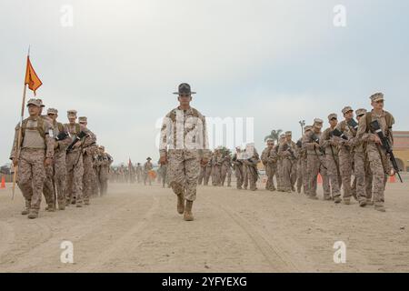 Deltoro, Senior Drill Instructor bei Fox Company, 2nd Recruit Training Battalion, leitet Rekruten während einer zwei Kilometer langen Einführungswanderung im Marine Corps Recruit Depot San Diego, Kalifornien, 10. Oktober 2024. Während des Trainings führen Rekruten eine Reihe von progressiv längeren Wanderungen durch, um sie körperlich und geistig zu konditionieren, um Kampfbereitschaft für alle notwendigen zukünftigen Operationen zu schaffen. (Foto des U.S. Marine Corps von CPL. Sarah M. Grawcock) Stockfoto