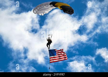 Die US-amerikanische Militärministerin Christine Wormuth nimmt am 2. November 2024 an der United States Military Academy (USMA) in West Point, NY Teil. Außenministerin Wormuth traf sich mit Kadetten der USMA und feuerte das Team 20-3 zum Sieg über die Air Force Falcons an. (Foto der US-Armee von Sgt. David Resnick) Stockfoto