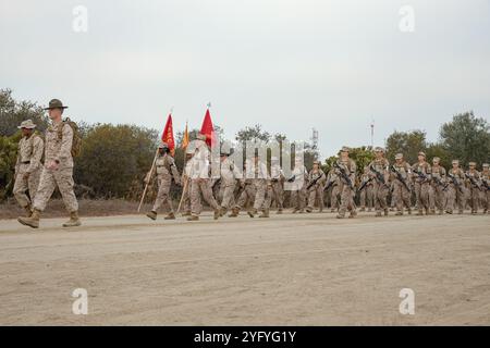 Rekruten des U.S. Marine Corps mit Fox Company, 2nd Recruit Training Battalion, führen am 10. Oktober 2024 eine zwei Kilometer lange Einführungswanderung im Marine Corps Recruit Depot San Diego, Kalifornien, durch. Während des Trainings führen Rekruten eine Reihe von progressiv längeren Wanderungen durch, um sie körperlich und geistig zu konditionieren, um Kampfbereitschaft für alle notwendigen zukünftigen Operationen zu schaffen. (Foto des U.S. Marine Corps von CPL. Sarah M. Grawcock) Stockfoto