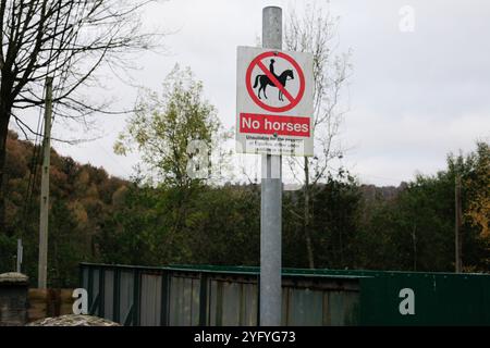 Kein Pferdeschild auf der Fußbrücke Stockfoto