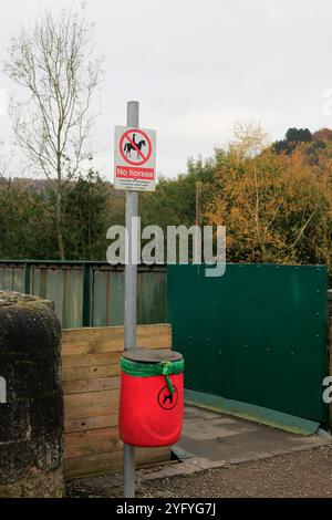 Kein Pferdeschild auf der Fußbrücke Stockfoto