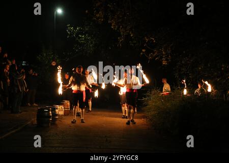 Newcastle upon Tyne, UK, 5. November 2024, Kingsman Fire Dance, eine traditionelle Volksfeier auf Guy Fawkes Night im Cumberland Arms Pub, Credit: DEW/AlamyLive Stockfoto