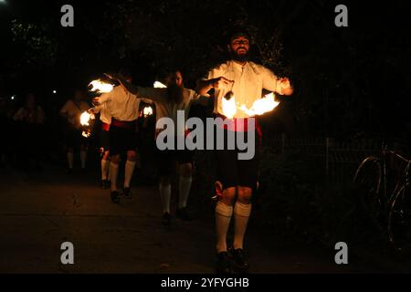 Newcastle upon Tyne, UK, 5. November 2024, Kingsman Fire Dance, eine traditionelle Volksfeier auf Guy Fawkes Night im Cumberland Arms Pub, Credit: DEW/AlamyLive Stockfoto