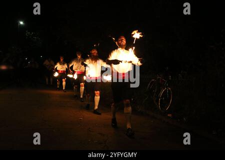 Newcastle upon Tyne, UK, 5. November 2024, Kingsman Fire Dance, eine traditionelle Volksfeier auf Guy Fawkes Night im Cumberland Arms Pub, Credit: DEW/AlamyLive Stockfoto