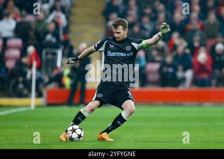 Liverpool, Großbritannien. November 2024. Lukas Hradecky der Torwart von Bayer Leverkusen macht den Ball frei. UEFA Champions League, Liverpool gegen Bayer Leverkusen am Dienstag, den 5. November 2024, in Anfield in Liverpool. Dieses Bild darf nur für redaktionelle Zwecke verwendet werden. Nur redaktionelle Verwendung. bild von Chris Stading/Andrew Orchard Sportfotografie/Alamy Live News Credit: Andrew Orchard Sportfotografie/Alamy Live News Stockfoto