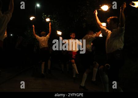 Newcastle upon Tyne, UK, 5. November 2024, Kingsman Fire Dance, eine traditionelle Volksfeier auf Guy Fawkes Night im Cumberland Arms Pub, Credit: DEW/AlamyLive Stockfoto