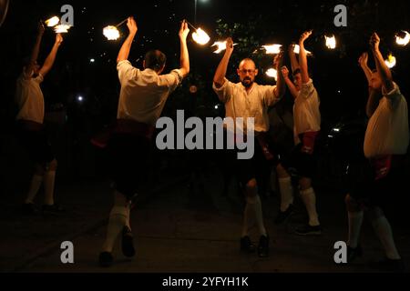 Newcastle upon Tyne, UK, 5. November 2024, Kingsman Fire Dance, eine traditionelle Volksfeier auf Guy Fawkes Night im Cumberland Arms Pub, Credit: DEW/AlamyLive Stockfoto