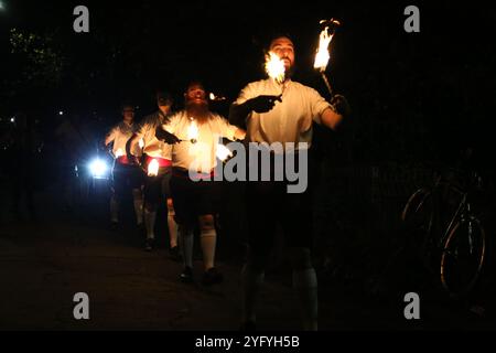 Newcastle upon Tyne, UK, 5. November 2024, Kingsman Fire Dance, eine traditionelle Volksfeier auf Guy Fawkes Night im Cumberland Arms Pub, Credit: DEW/AlamyLive Stockfoto