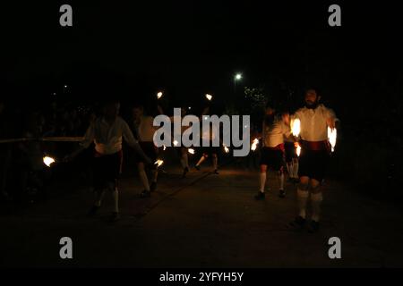 Newcastle upon Tyne, UK, 5. November 2024, Kingsman Fire Dance, eine traditionelle Volksfeier auf Guy Fawkes Night im Cumberland Arms Pub, Credit: DEW/AlamyLive Stockfoto