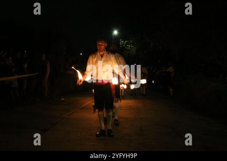 Newcastle upon Tyne, UK, 5. November 2024, Kingsman Fire Dance, eine traditionelle Volksfeier auf Guy Fawkes Night im Cumberland Arms Pub, Credit: DEW/AlamyLive Stockfoto