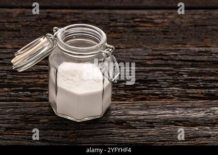 Backnatron Pulver in Glasgefäß - gesunde Lebensmittel. Stockfoto