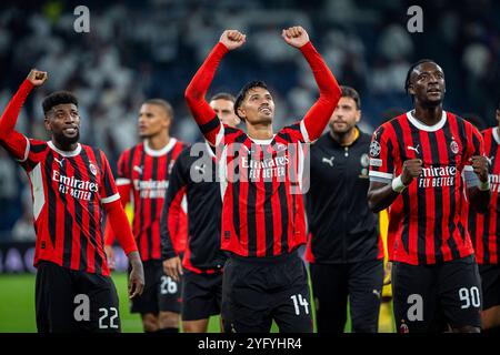 Madrid, Madrid, Spanien. November 2024. Die Spieler des AC Milan (von L bis R) Emerson Royal, Tijjani Reijnders, Tammy Abraham feiern den Sieg am Ende des Spiels der UEFA Champions League 2024/25 Phase MD4 zwischen Real Madrid C.F. und AC Milan am 5. November 2024 im Estadio Santiago Bernabeu in Madrid. (Kreditbild: © Alberto Gardin/ZUMA Press Wire) NUR REDAKTIONELLE VERWENDUNG! Nicht für kommerzielle ZWECKE! Stockfoto