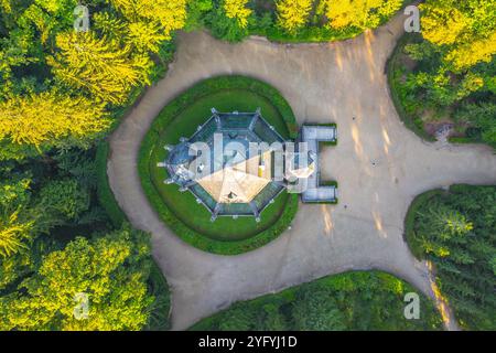 Das Schwarzenberg-Grab in Domanin in der Nähe von Trebon erhebt sich majestätisch inmitten von dickem Grün und bietet eine komplexe Architektur und eine einzigartige achteckige Form, die zu Erkundungen und Nachdenken einlädt. Stockfoto