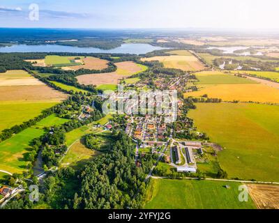 Die weitläufige ländliche Landschaft rund um Trebon bietet Flickenteppichfelder, malerische Dorfhäuser und ruhige Seen. Diese malerische Gegend unterstreicht die natürliche Schönheit und den landwirtschaftlichen Charme der tschechischen Landschaft. Stockfoto