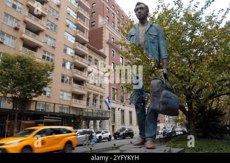 Die Skulptur des Künstlers Bruno Catalano „Bleu de Chine“ ist in Manhattan, New York City, zu sehen. Die Skulptur ist Menschen gewidmet, die nach Marseille, Frankreich, auf der Suche nach Arbeit sind. Stockfoto