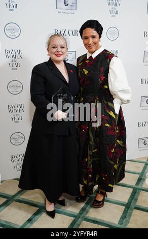 Golda Rosheuvel (rechts) mit Nicola Coughlan, die den Television Actress Award bei den Harper's Bazaar Women of the Year 2024 Awards bei Claridges in London gewonnen hat. Bilddatum: Dienstag, 5. November 2024. Stockfoto