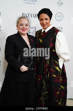 Golda Rosheuvel (rechts) mit Nicola Coughlan, die den Television Actress Award bei den Harper's Bazaar Women of the Year 2024 Awards bei Claridges in London gewonnen hat. Bilddatum: Dienstag, 5. November 2024. Stockfoto