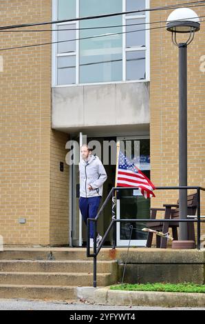 Wheaton, Illinois, USA. Ein Mann verlässt einen Wahllokal im Vorort Chicago, nachdem er seine Stimme bei den Präsidentschaftswahlen 2024 abgegeben hatte. Stockfoto