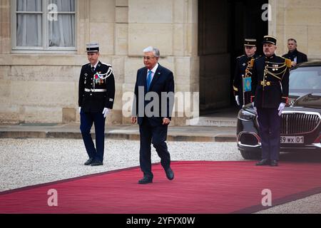 Paris, Frankreich. November 2024. Kasachstans Präsident Kassym-Jomart Tokayev trifft im Elysée-Palast in Paris ein. Der französische Präsident Emmanuel Macron empfing seinen kasachischen Amtskollegen Kassym-Jomart Tokayev im Elysée-Palast in Paris. Dieser Staatsbesuch wird es den beiden Staatschefs ermöglichen, die Bedeutung der 2008 unterzeichneten bilateralen strategischen Partnerschaft zu bekräftigen. Quelle: SOPA Images Limited/Alamy Live News Stockfoto