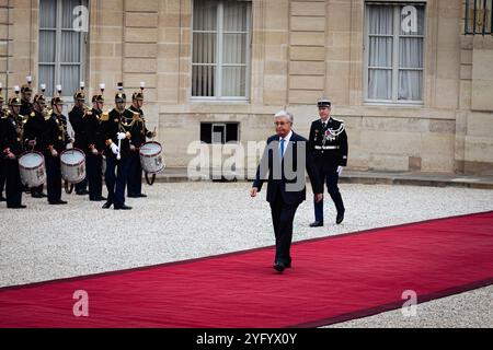 Paris, Frankreich. November 2024. Kasachstans Präsident Kassym-Jomart Tokayev trifft im Elysée-Palast in Paris ein. Der französische Präsident Emmanuel Macron empfing seinen kasachischen Amtskollegen Kassym-Jomart Tokayev im Elysée-Palast in Paris. Dieser Staatsbesuch wird es den beiden Staatschefs ermöglichen, die Bedeutung der 2008 unterzeichneten bilateralen strategischen Partnerschaft zu bekräftigen. Quelle: SOPA Images Limited/Alamy Live News Stockfoto