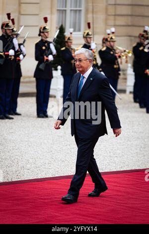 Paris, Frankreich. November 2024. Kasachstans Präsident Kassym-Jomart Tokayev trifft im Elysée-Palast in Paris ein. Der französische Präsident Emmanuel Macron empfing seinen kasachischen Amtskollegen Kassym-Jomart Tokayev im Elysée-Palast in Paris. Dieser Staatsbesuch wird es den beiden Staatschefs ermöglichen, die Bedeutung der 2008 unterzeichneten bilateralen strategischen Partnerschaft zu bekräftigen. Quelle: SOPA Images Limited/Alamy Live News Stockfoto