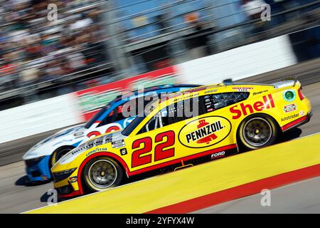 3. November 2024, Ridgeway, Va, USA: JOEY LOGANO (22) Rennen für den Xfinity 500 auf dem Martinsville Speedway in Ridgeway, VA. (Kreditbild: © Walter G. Arce Sr./ASP via ZUMA Press Wire) NUR REDAKTIONELLE VERWENDUNG! Nicht für kommerzielle ZWECKE! Stockfoto