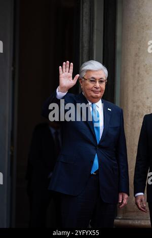 Paris, Frankreich. November 2024. Präsident Kasachstans, Kassym-Jomart Tokayev, gesehen im Elysée-Palast in Paris. Der französische Präsident Emmanuel Macron empfing seinen kasachischen Amtskollegen Kassym-Jomart Tokayev im Elysée-Palast in Paris. Dieser Staatsbesuch wird es den beiden Staatschefs ermöglichen, die Bedeutung der 2008 unterzeichneten bilateralen strategischen Partnerschaft zu bekräftigen. Quelle: SOPA Images Limited/Alamy Live News Stockfoto