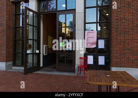 PHILADELPHIA, PA - 5. NOVEMBER 2024: Wahlstation in Philadelphia im Swing State of Pennsylvania. Stockfoto