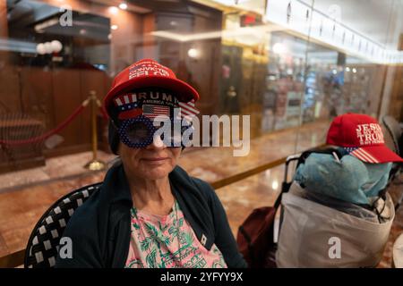 New York, USA. November 2024. Eine Frau, die einen Hut trägt und sagt: „IÕm voting for a verurteilten Verbrecher“ und ÔTrump „Make America Great AgainÕ“-Brille im Café im Trump Tower, Wahltag, New York, USA, 5. November 2024. Quelle: Lexie Harrison-Cripps/Alamy Live News Stockfoto