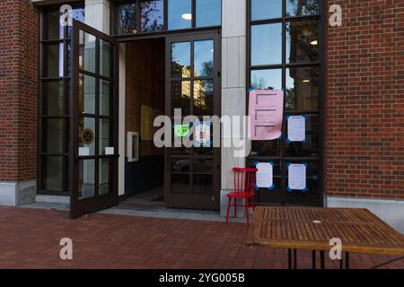 PHILADELPHIA, PA - 5. NOVEMBER 2024: Wahlstation in Philadelphia im Swing State of Pennsylvania. Wahlstation in einem Coffee Shop im cen Stockfoto