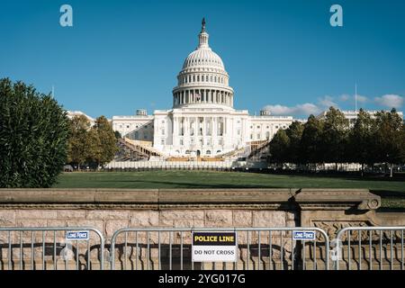 Washington, Usa. November 2024. Capitol wurde verbarrikadiert, als die Spannungen um die Präsidentschaftswahlen in Washington steigen. Washington DC setzt sich in den Tagen und möglicherweise Wochen nach der Wahl auf Bürgerunruhen ein. Am 6. Januar 2021 stürmte ein Mob von Trump-Anhängern das Kapitol, als sie versuchten, den Kongress davon abzuhalten, die Stimmen der Wahlkollegen zu zählen. Quelle: SOPA Images Limited/Alamy Live News Stockfoto