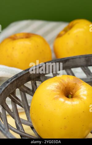 Ein Opalapfel im Korb und zwei auf dem Handtuch. Stockfoto