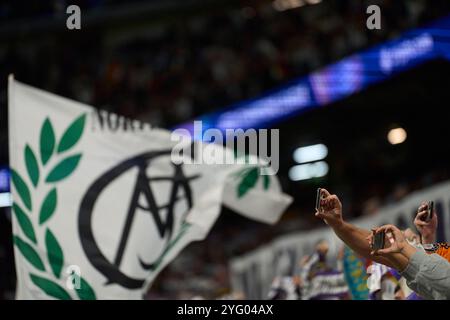 Madrid, Spanien. November 2024. Fans jubeln während des UEFA Champions League-Spiels zwischen Real Madrid und AC Milan am 5. November 2024 im Santiago Bernabeu Stadion in Madrid, Spanien (Foto: © Jack Abuin/ZUMA Press Wire) NUR ZUR REDAKTIONELLEN VERWENDUNG! Nicht für kommerzielle ZWECKE! Stockfoto