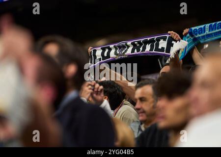 Madrid, Spanien. November 2024. Fans jubeln während des UEFA Champions League-Spiels zwischen Real Madrid und AC Milan am 5. November 2024 im Santiago Bernabeu Stadion in Madrid, Spanien (Foto: © Jack Abuin/ZUMA Press Wire) NUR ZUR REDAKTIONELLEN VERWENDUNG! Nicht für kommerzielle ZWECKE! Stockfoto