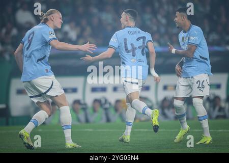 Lissabon, Portugal, Portugal. November 2024. Phil FODEN aus Manchester City feiert sein Tor mit Erling HAALAND aus Manchester City und Savio MOREIRA DE OLIVEIRA (Savinho) aus Manchester City während der UEFA Champions League, League Phase MD4 Spiel zwischen Sporting CP und Manchester City am 5. November 2024 in Lissabon, Portugal. (Kreditbild: © Matthieu Mirville/ZUMA Press Wire) NUR REDAKTIONELLE VERWENDUNG! Nicht für kommerzielle ZWECKE! Stockfoto