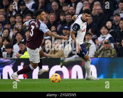 London, Großbritannien. November 2024. London, England - 3. November: Tottenham Hotspur's Dominic Solanke (rechts) unter Druck von Diego Carlos (links) während des Spiels der Premier League 2024/25 zwischen Tottenham Hotspur FC und Aston Villa FC im Tottenham Hotspur Stadium am 3. November 2024 in London. (Foto: David Horton/SPP) (David Horton/SPP) Credit: SPP Sport Press Photo. /Alamy Live News Stockfoto